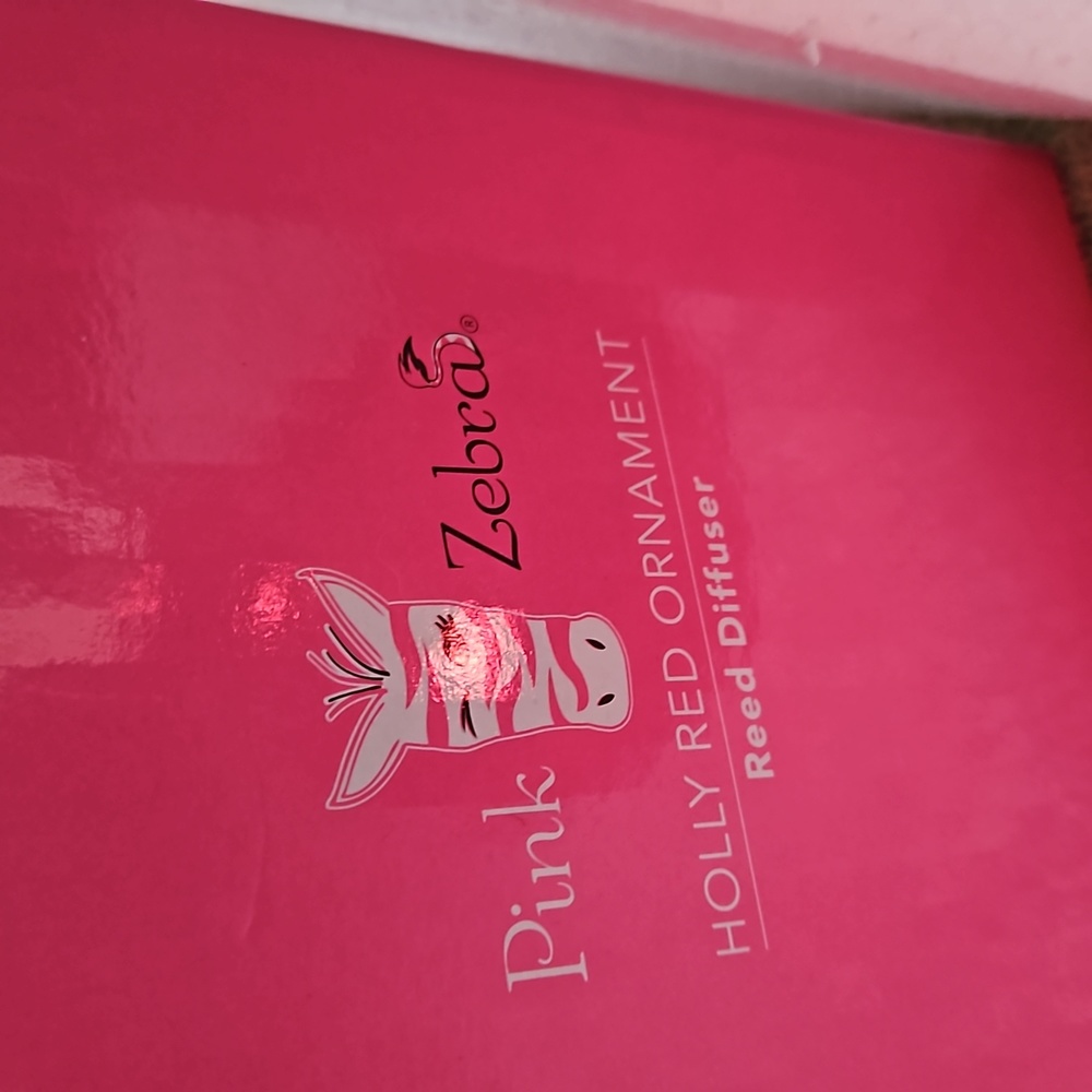 Pink Zebra Holly Red Reed Diffuser - Picture 2 of 3
